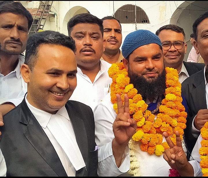 कुंदरकी विधानसभा उपनिर्वाचन में नामांकन कराकर बाहर आते आजाद समाज पार्टी के उम्मीदवार चांद बाबू कुंदरकी विधानसभा उपनिर्वाचन में नामांकन कराकर बाहर आते आजाद समाज पार्टी के उम्मीदवार चांद बाबू