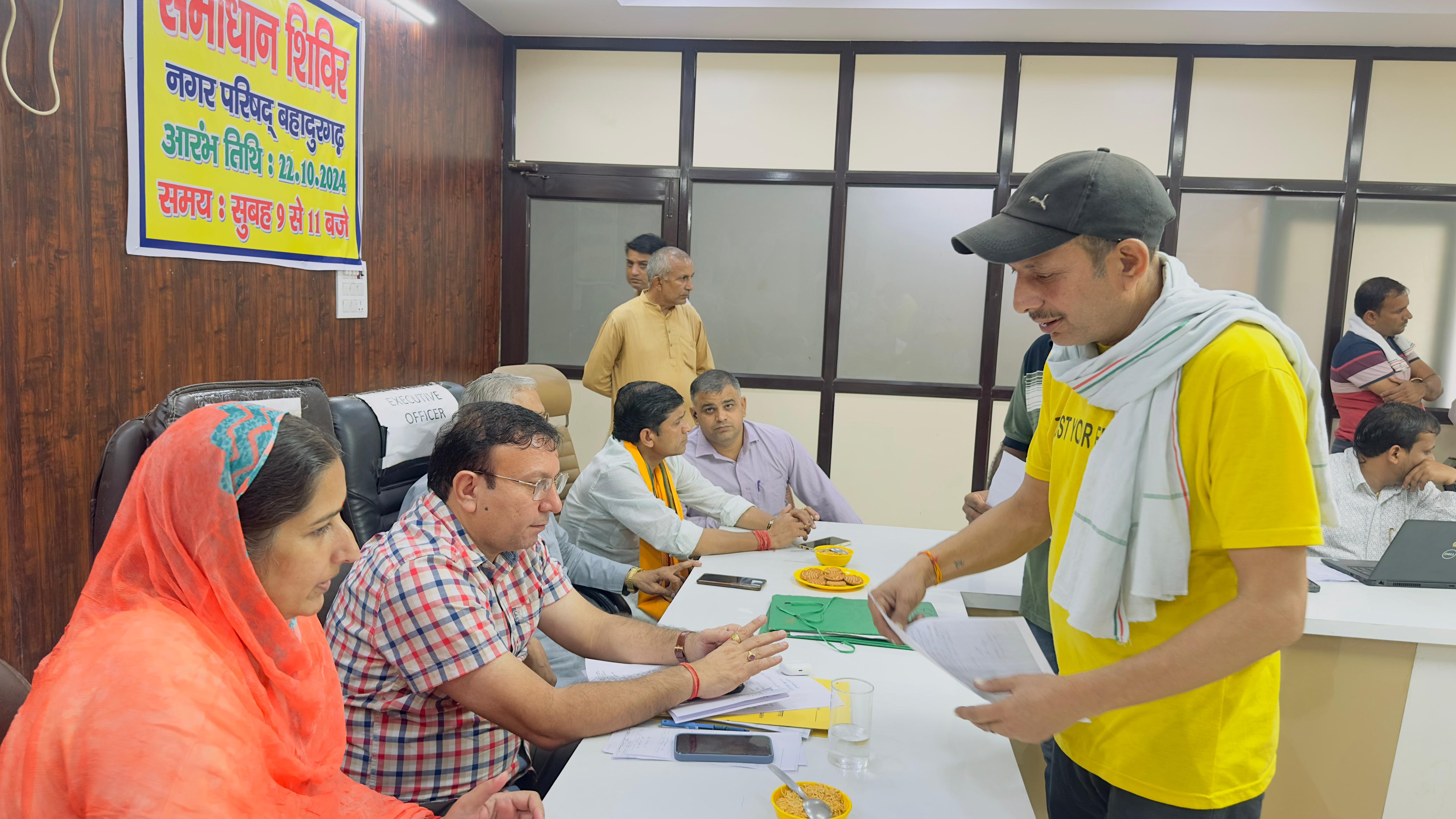 समाधान शिविर में अधिकारियों के साथ आमजन की समस्याएं सुनते हुए चेयरपर्सन सरोज रमेश राठी। समाधान शिविर में अधिकारियों के साथ आमजन की समस्याएं सुनते हुए चेयरपर्सन सरोज रमेश राठी।