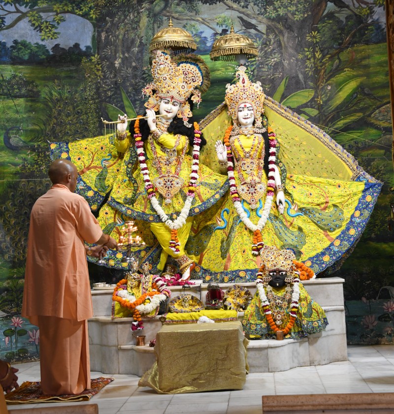 ठाकुर जी की पूजा अर्चना करते हुए सीएम याेगी आदित्यनाथ ठाकुर जी की पूजा अर्चना करते हुए सीएम याेगी आदित्यनाथ