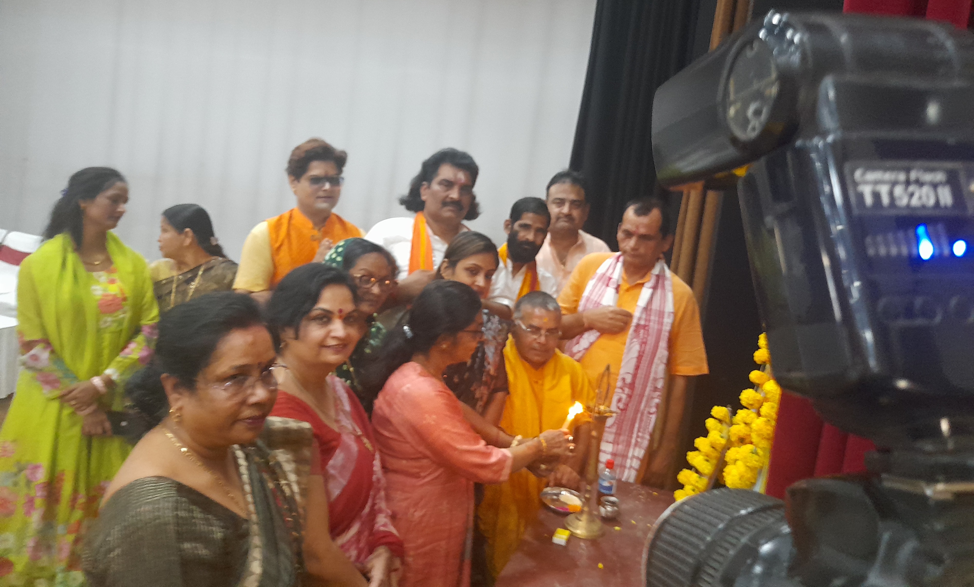 दीप प्रज्वलन कर कार्यक्रम का शुभारंभ करते अतिथि दीप प्रज्वलन कर कार्यक्रम का शुभारंभ करते अतिथि