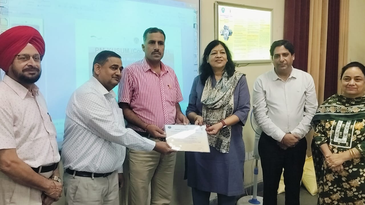 िकसान जागरकता कार्यक्रम में भााग लेते अधिकारी िकसान जागरकता कार्यक्रम में भााग लेते अधिकारी