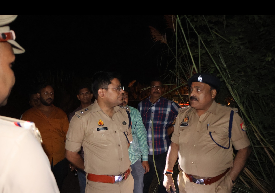 घटनास्थल पर पहुँचे अपर पुलिस अधीक्षक विजय शंकर मिश्र घटनास्थल पर पहुँचे अपर पुलिस अधीक्षक विजय शंकर मिश्र