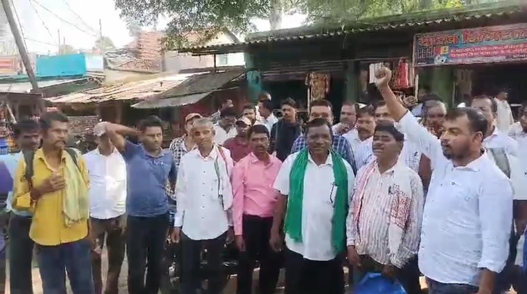 विरोध करते झामुमों कार्यकर्त्ता विरोध करते झामुमों कार्यकर्त्ता