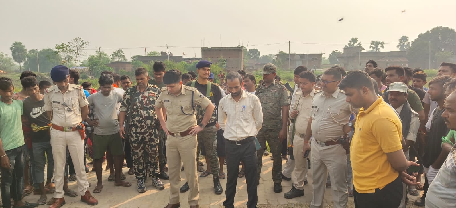 जांच करती पुलिस जांच करती पुलिस