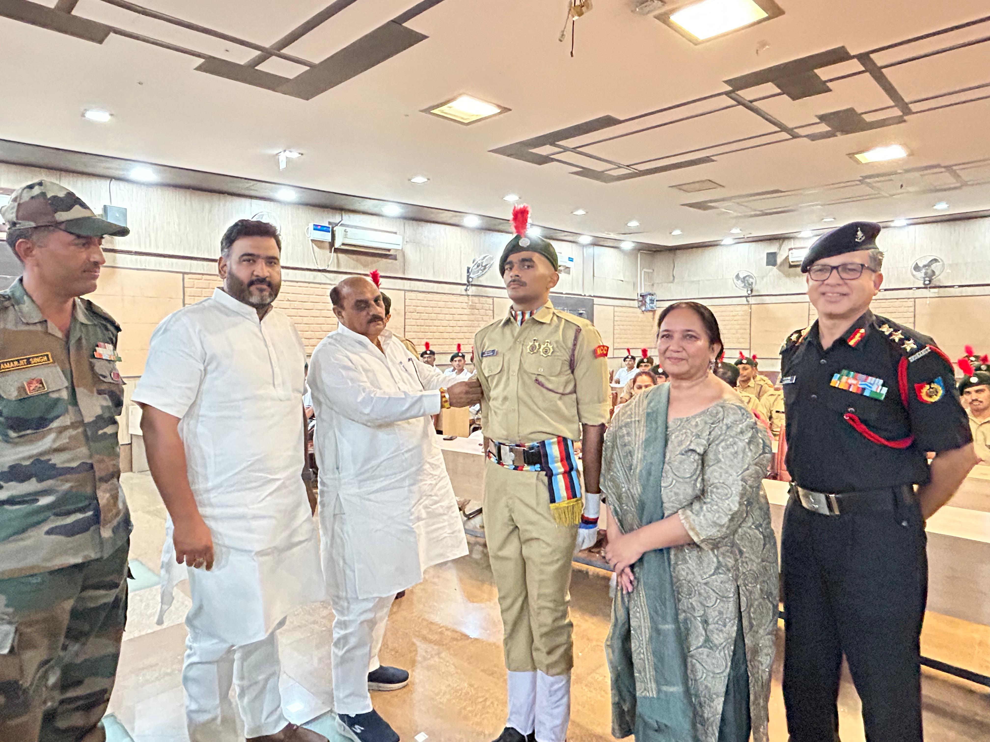 फोटो कैप्शन 22आरटीके1 : रैंक सेरेमनी के दौरान एनसीसी कैडेट्स को बैज लगाकर सम्मानित करते अतिथिगण ----------- फोटो कैप्शन 22आरटीके1 : रैंक सेरेमनी के दौरान एनसीसी कैडेट्स को बैज लगाकर सम्मानित करते अतिथिगण -----------