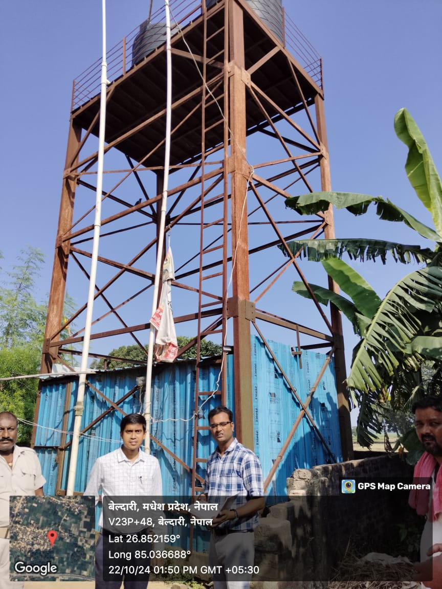 नल जल की जांच करते अधिकारी