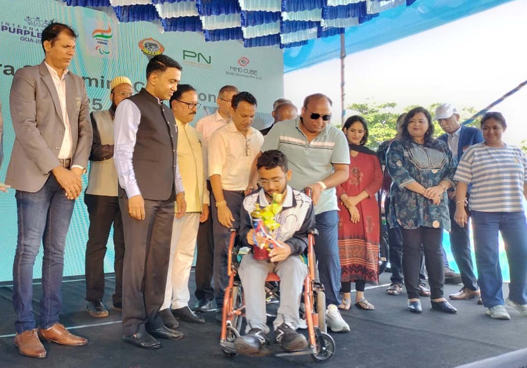 फोटो नंबर-03: पैरा स्वीमिंग चैंपियनशिप में मेडल विजेता रेवांश अदलखा का स्वागत व सम्मानित करते अतिथि। फोटो नंबर-03: पैरा स्वीमिंग चैंपियनशिप में मेडल विजेता रेवांश अदलखा का स्वागत व सम्मानित करते अतिथि।