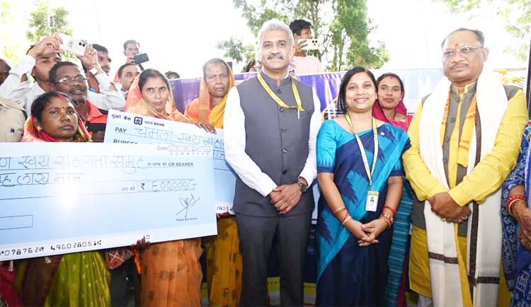 मुख्यमंत्री विष्णुदेव साय यूकाे बैंक की नई शाखा का शुभारंभ करते हुए