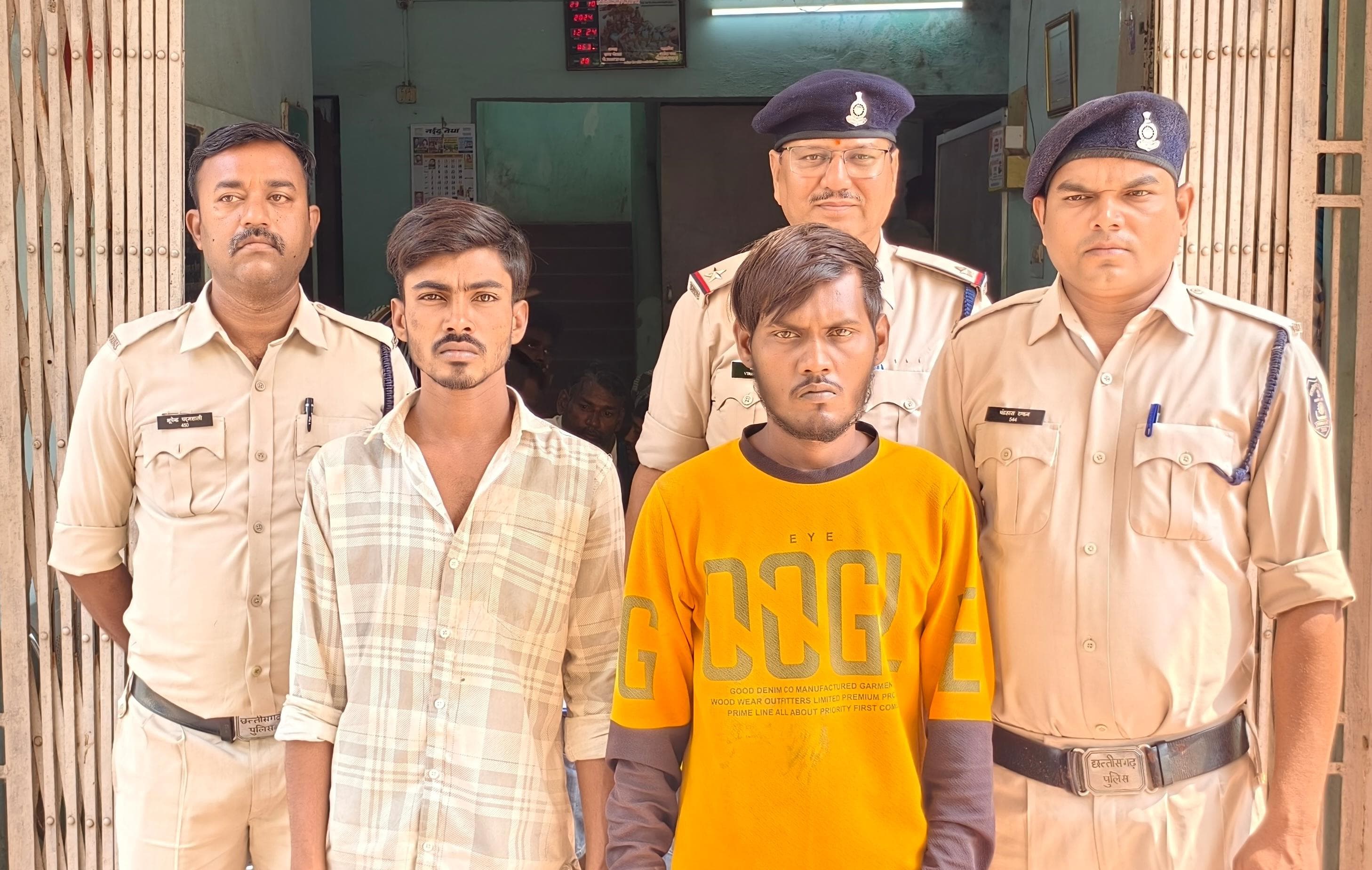 ट्रक चालक के पर्स को लूटने वाले गिरफ्तार आरोपित युवक व पुलिस।