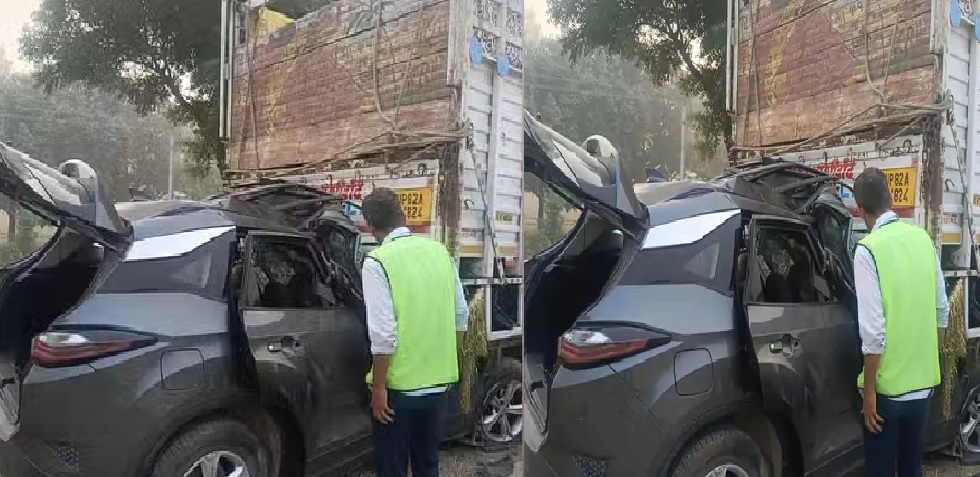 ट्रक में घुसी कार ट्रक में घुसी कार