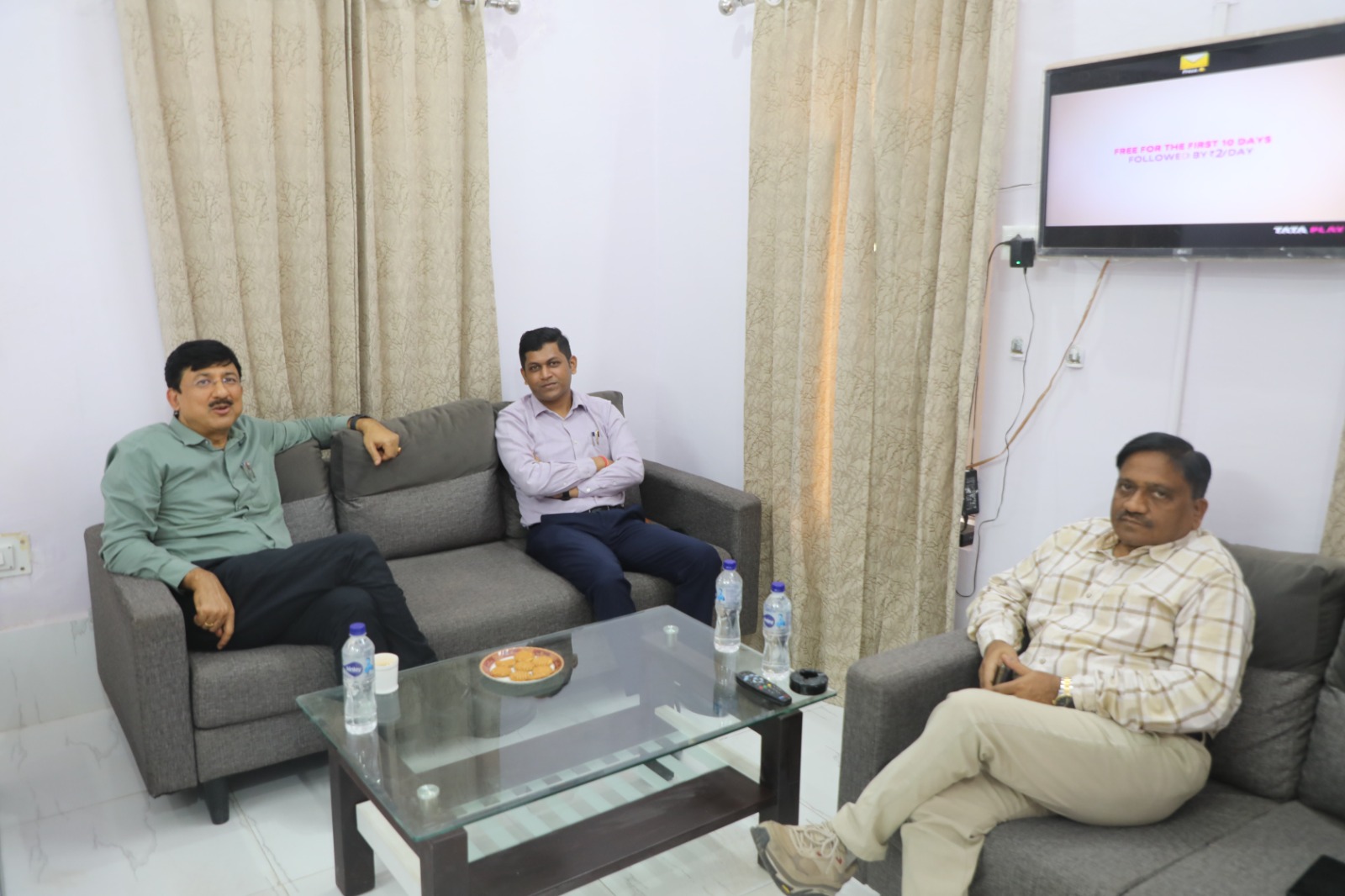 निर्वाचन व्यय प्रेक्षक से चर्चा करते जिलाधीश। निर्वाचन व्यय प्रेक्षक से चर्चा करते जिलाधीश।