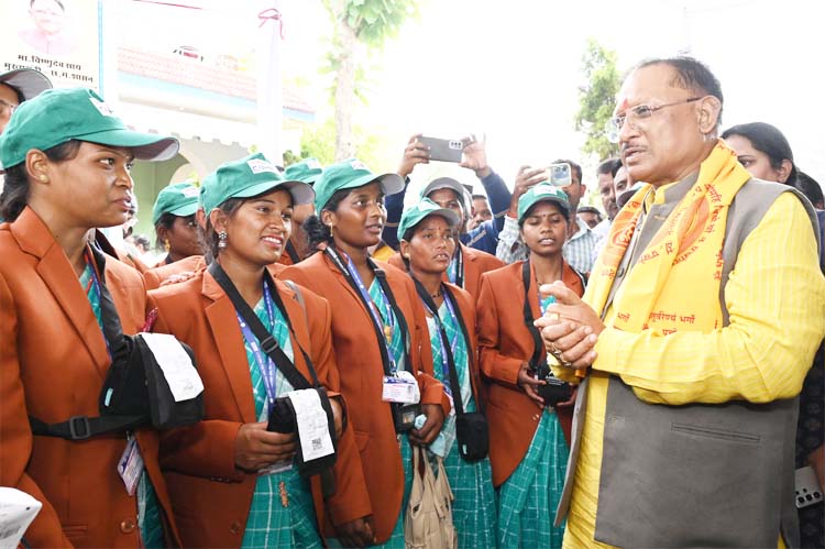 मुख्यमंत्री विष्णुदेव साय बिजली सखियाें काे किट प्रदान करते हुए