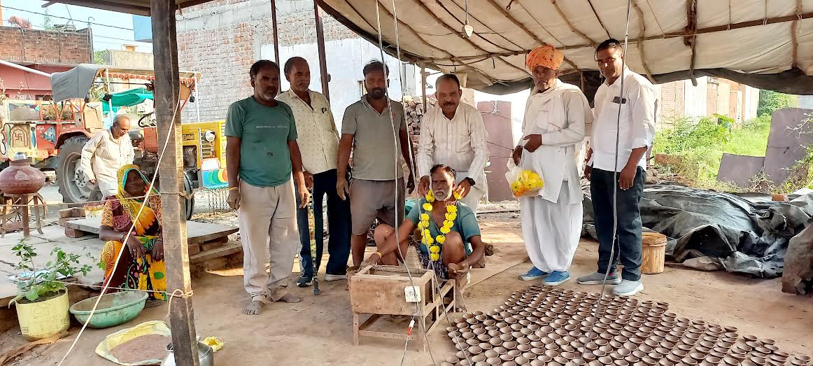 मिट्टी के दिये बनाने वाले परिवारों का बढाया हौंसला मिट्टी के दिये बनाने वाले परिवारों का बढाया हौंसला