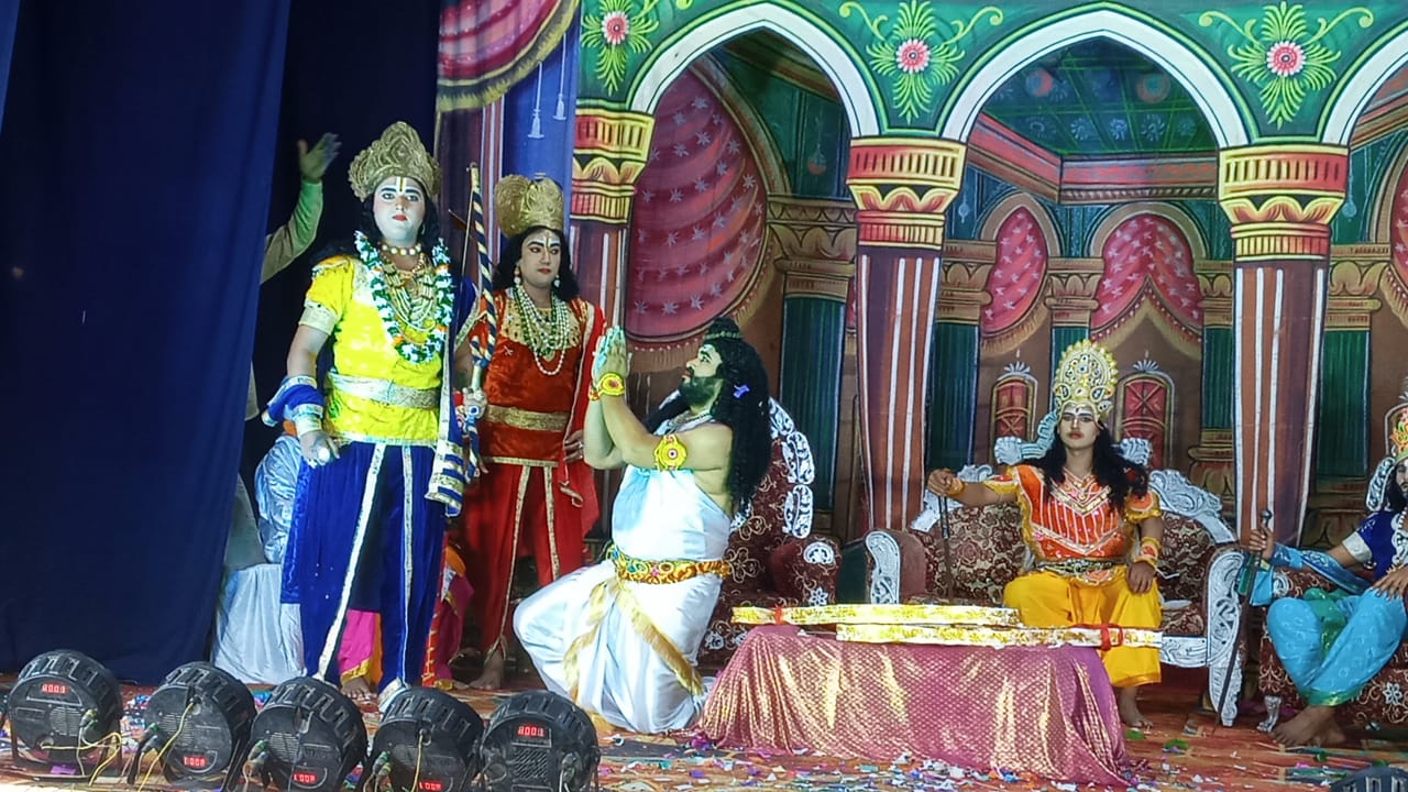 राम वनगमन का मंचन देख सजल हुई दर्शकों की आंखें राम वनगमन का मंचन देख सजल हुई दर्शकों की आंखें