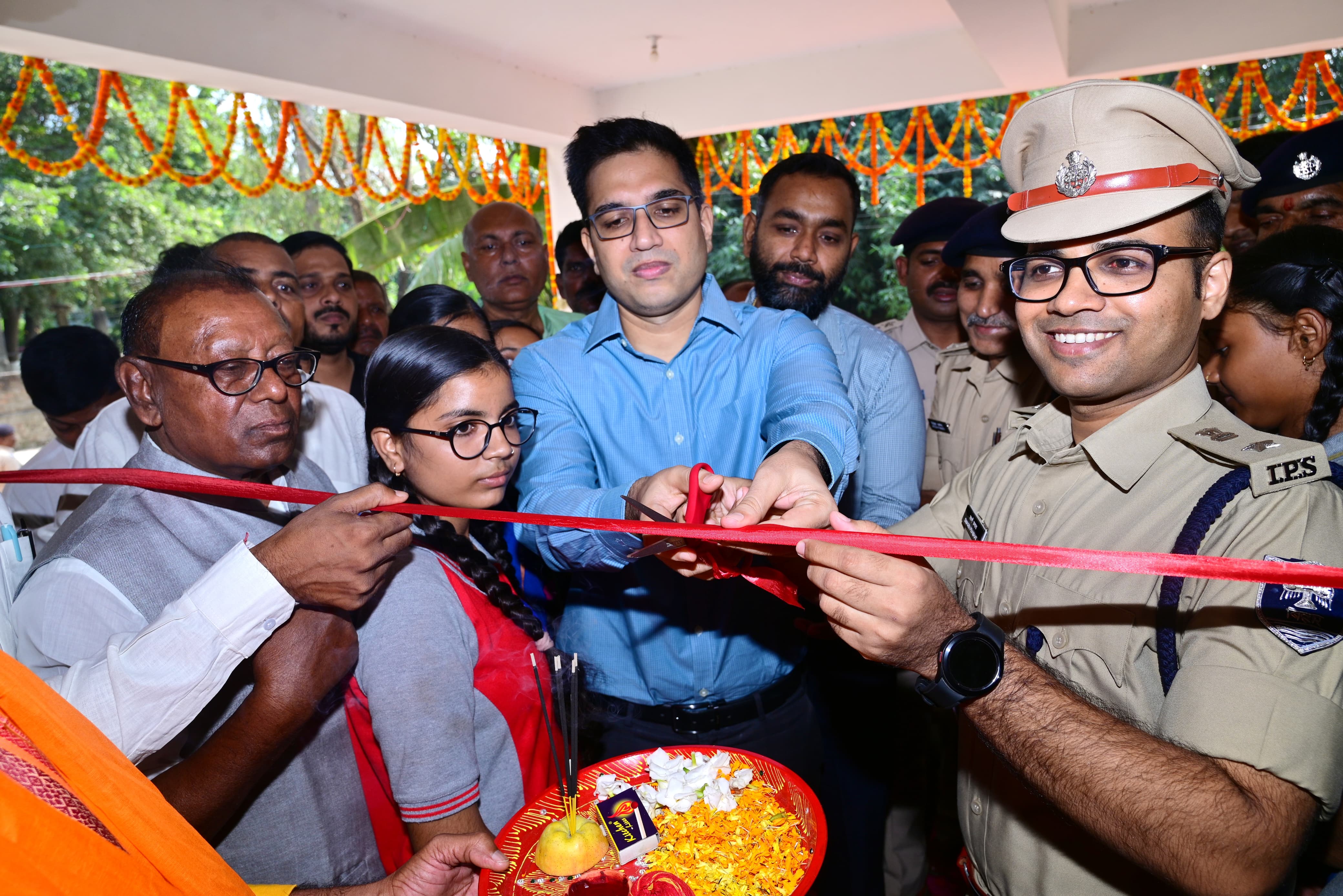 तुरकौलिया थाना के नवनिर्मित भवन के उद्धाटन करते डीएम व एसपी तुरकौलिया थाना के नवनिर्मित भवन के उद्धाटन करते डीएम व एसपी