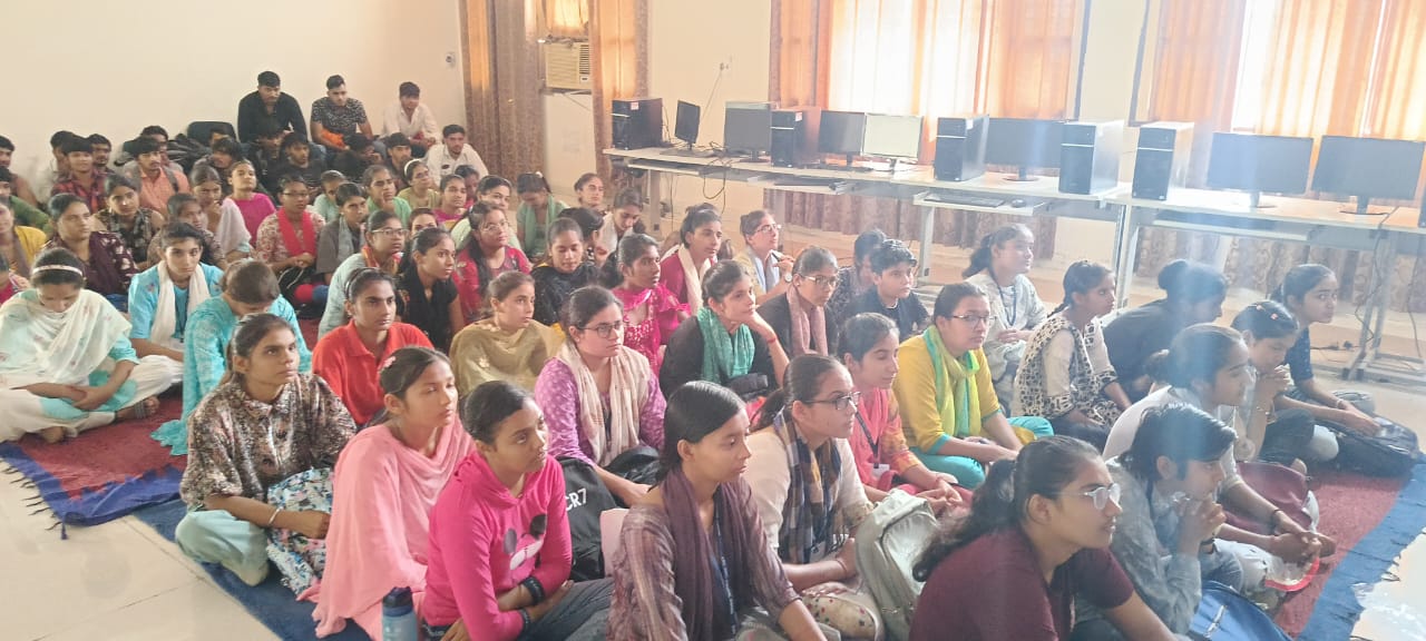 सेमिनार में विद्वान शिक्षकों का व्याख्यान सुनते विद्यार्थी। सेमिनार में विद्वान शिक्षकों का व्याख्यान सुनते विद्यार्थी।