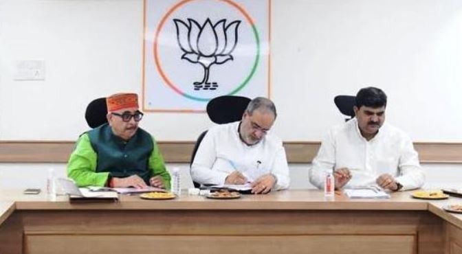 भाजपा की बैठक करते डा. महेन्द्रनाथ पाण्डेय भाजपा की बैठक करते डा. महेन्द्रनाथ पाण्डेय