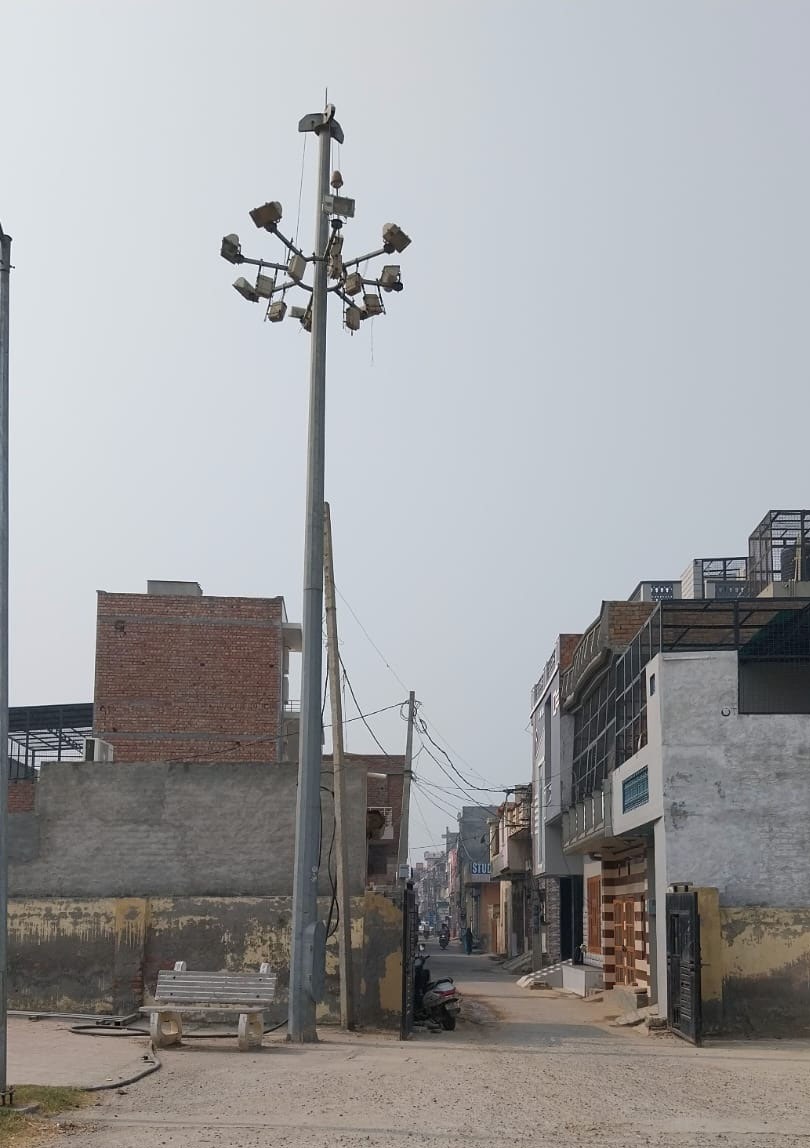 हाई वोल्टेज मर्करी लाइट जिनको नपा ठीक करवाएगी।