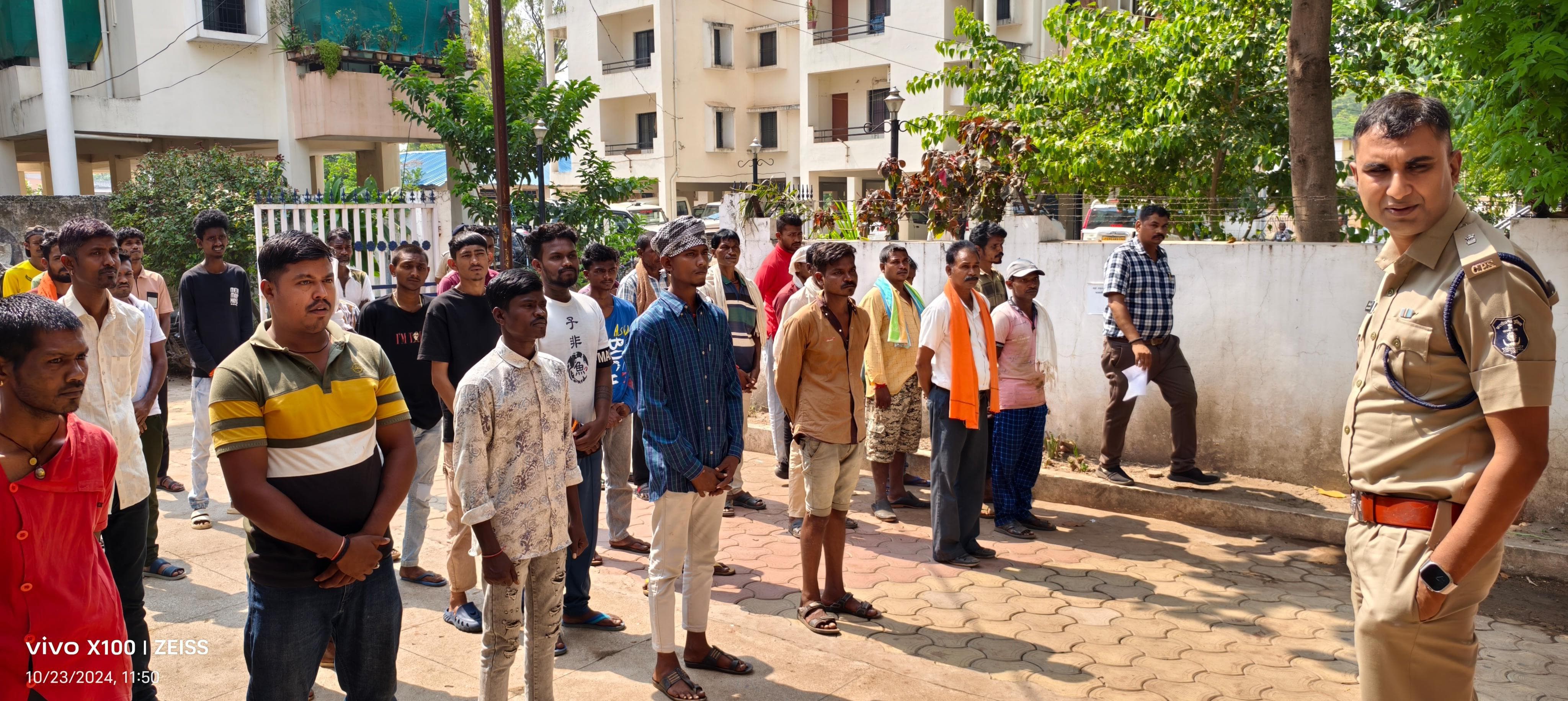 सिटी कोतवाली थाना परिसर में एएसपी मणीशंकर चंद्रा उपस्थित गुंडा व निगरानी बदमाशों की परेड लेते हुए। सिटी कोतवाली थाना परिसर में एएसपी मणीशंकर चंद्रा उपस्थित गुंडा व निगरानी बदमाशों की परेड लेते हुए।