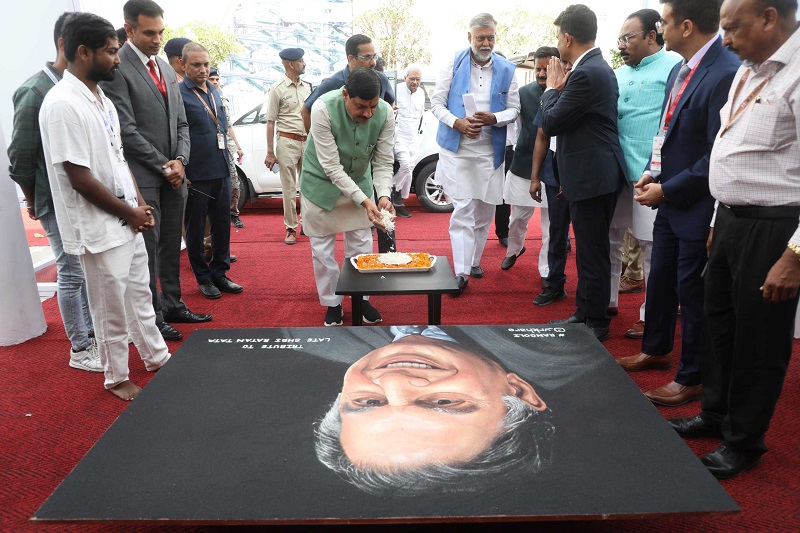रीवा में उद्योगपति स्व. रतन टाटा की रंगोली से बनाये गये चित्र पर पुष्पांजलि अर्पित करते हुए मुख्यमंत्री डॉ. मोहन यादव रीवा में उद्योगपति स्व. रतन टाटा की रंगोली से बनाये गये चित्र पर पुष्पांजलि अर्पित करते हुए मुख्यमंत्री डॉ. मोहन यादव