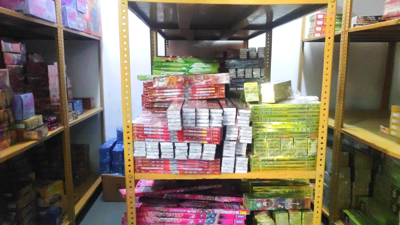 गाेदाम में रखे अवैध पटाखे। गाेदाम में रखे अवैध पटाखे।