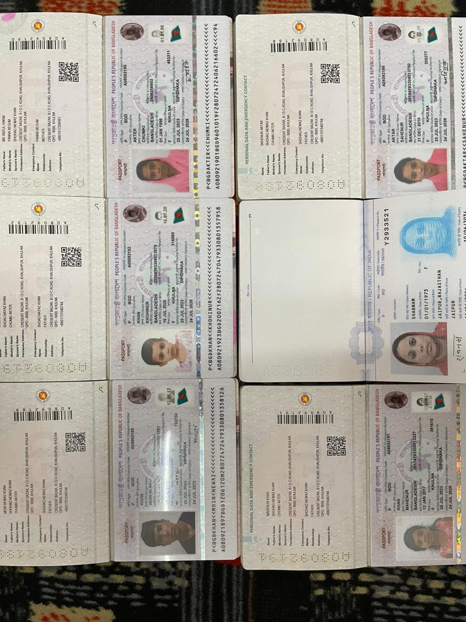 12 संदिग्ध बांग्लादेशी नागरिकों का पुलिस ने पकड़ा, एक भारतीय सहयोगी भी गिरफ्तार 12 संदिग्ध बांग्लादेशी नागरिकों का पुलिस ने पकड़ा, एक भारतीय सहयोगी भी गिरफ्तार