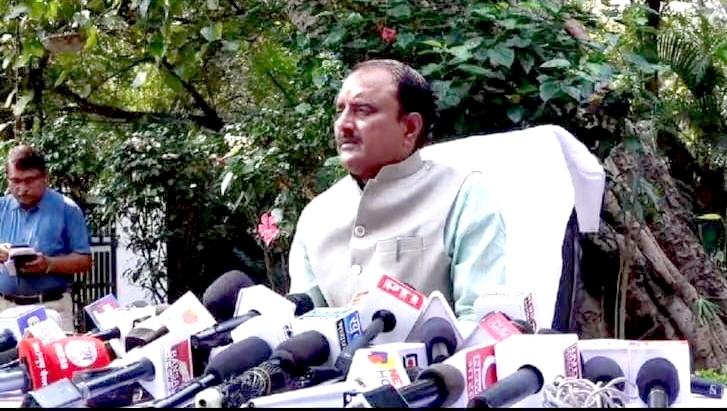 मीडिया से बातचीत करते हुए मंत्री शुक्ला मीडिया से बातचीत करते हुए मंत्री शुक्ला