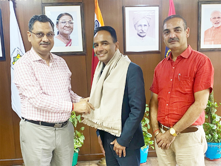 23 Snp-5 सोनीपत: कोग्निजेंट वर्ल्ड वाइड लिमिटेड, लंदन के एसोसिएट डायरेक्टर संजीव कोठारी को स्वागत करते हुए कुलपति श्रीप्रकाश सिंह 23 Snp-5 सोनीपत: कोग्निजेंट वर्ल्ड वाइड लिमिटेड, लंदन के एसोसिएट डायरेक्टर संजीव कोठारी को स्वागत करते हुए कुलपति श्रीप्रकाश सिंह