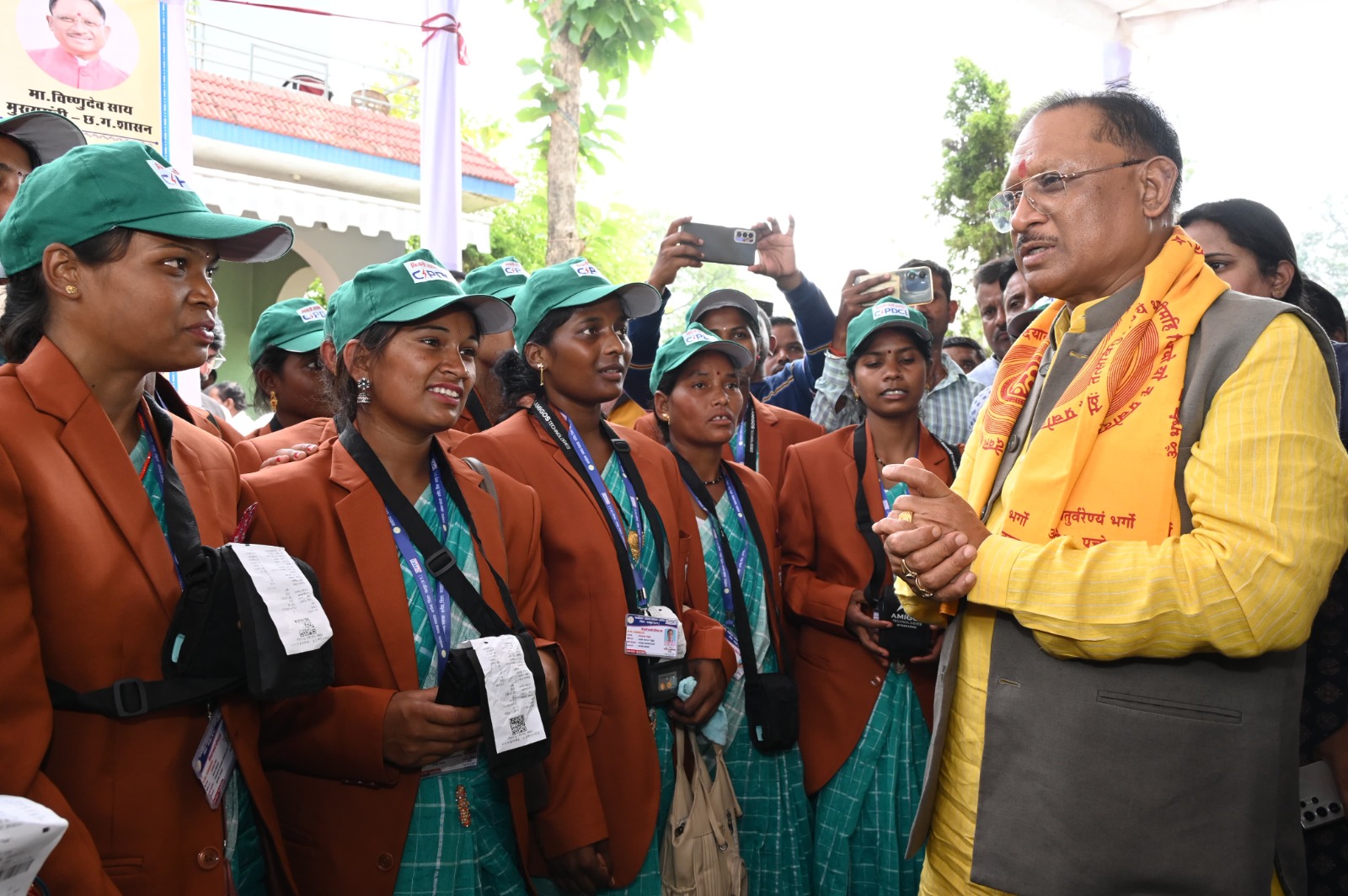 स्व-सहायता समूहों की 21 बिजली सखियों को बिजली किट दिया मुख्यमंत्री ने स्व-सहायता समूहों की 21 बिजली सखियों को बिजली किट दिया मुख्यमंत्री ने