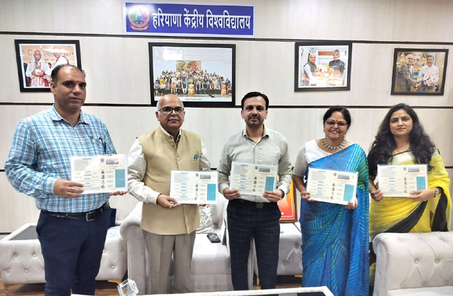 राष्ट्रीय सेमिनार की स्मारिका का विमोचन करते हुए। राष्ट्रीय सेमिनार की स्मारिका का विमोचन करते हुए।