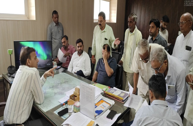 नगर परिषद नारनौल में जन शिकायतें सुनते डीएमसी महावीर प्रसाद। नगर परिषद नारनौल में जन शिकायतें सुनते डीएमसी महावीर प्रसाद।