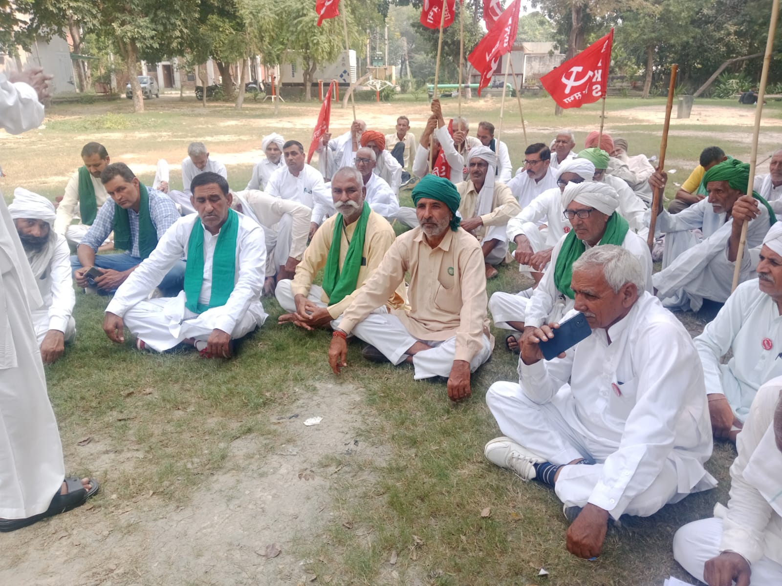 संयुक्त किसान मोर्चा के बैनर तले लघु सचिवालय में धरना देते हुए किसान संयुक्त किसान मोर्चा के बैनर तले लघु सचिवालय में धरना देते हुए किसान