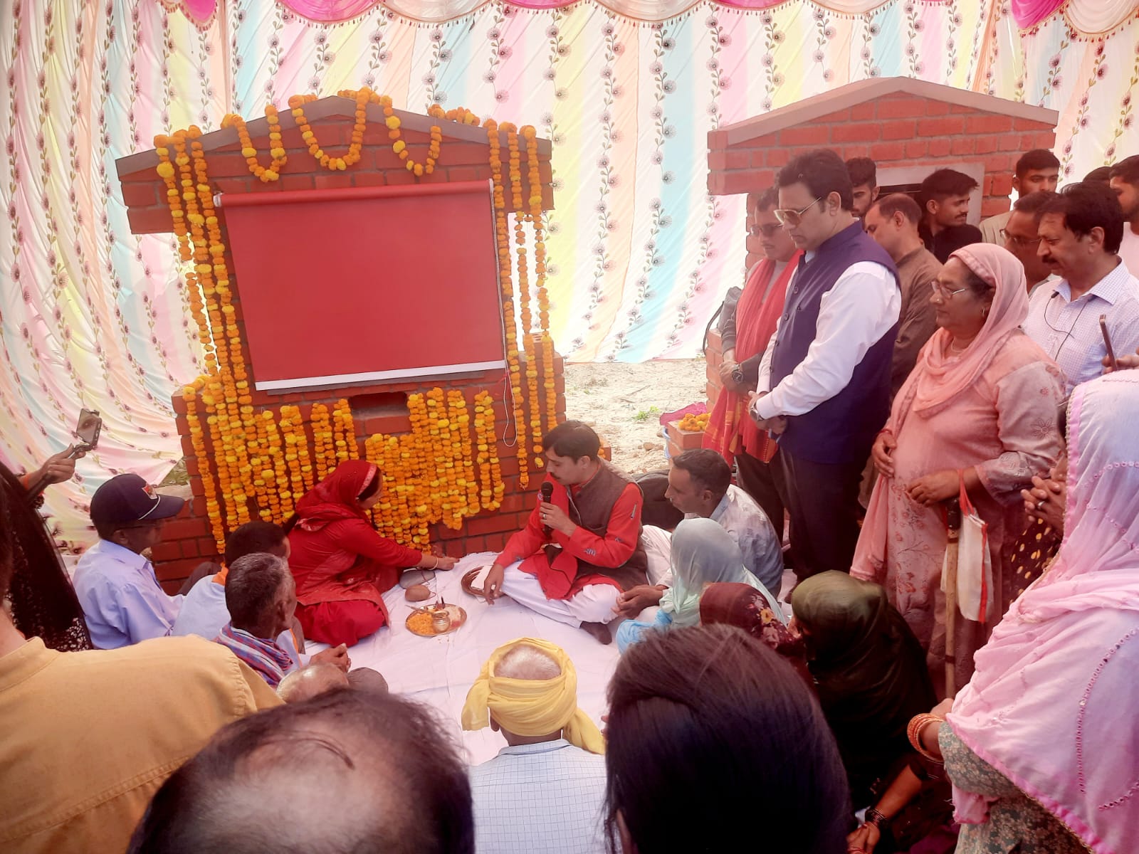 सड़क का शिलान्यास करते हुए। सड़क का शिलान्यास करते हुए।