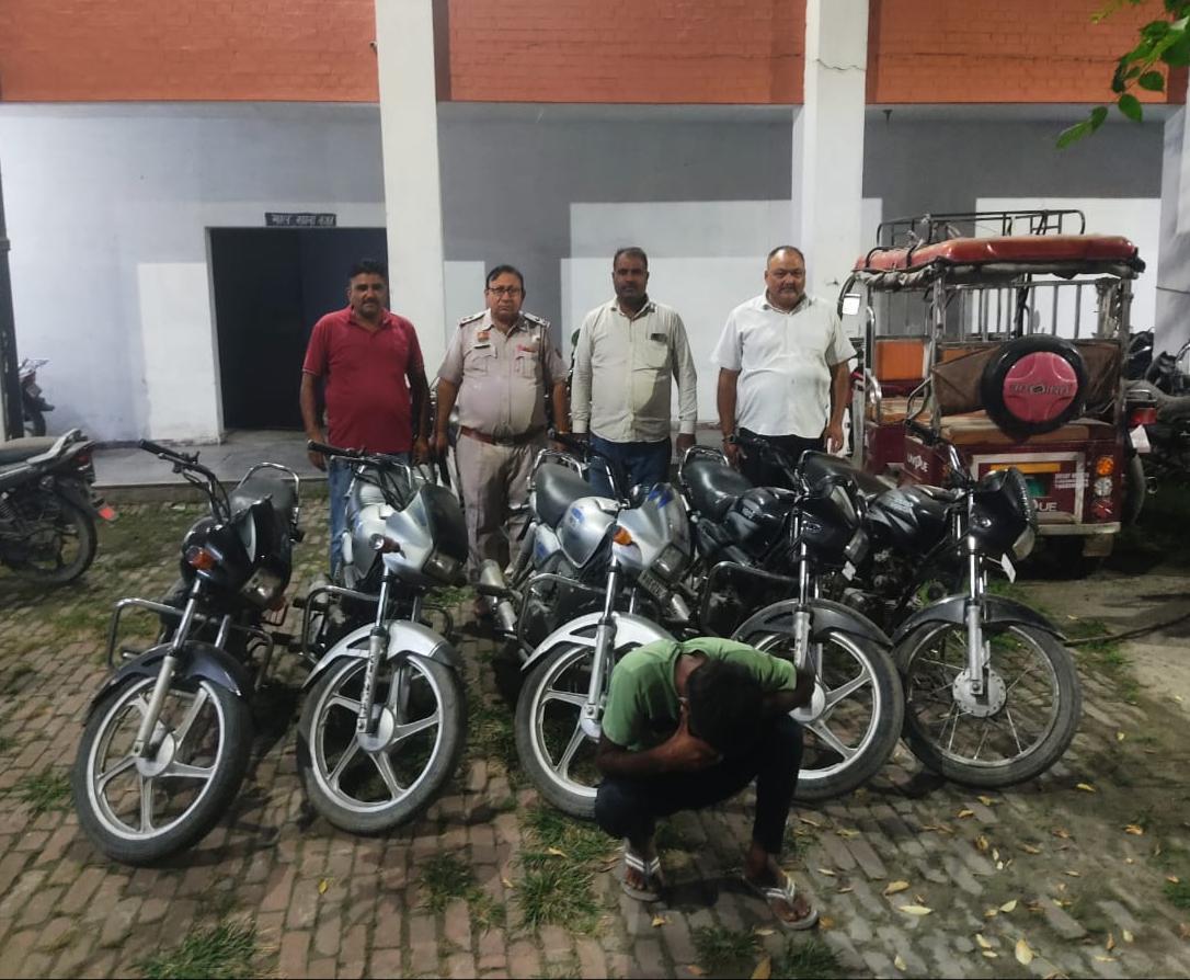 बाइक चोर पुलिस हिरासत में बाइक चोर पुलिस हिरासत में