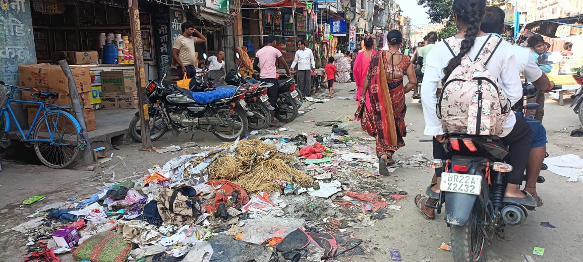 कचरे के बीच चलने को मजबूर नागरिक कचरे के बीच चलने को मजबूर नागरिक