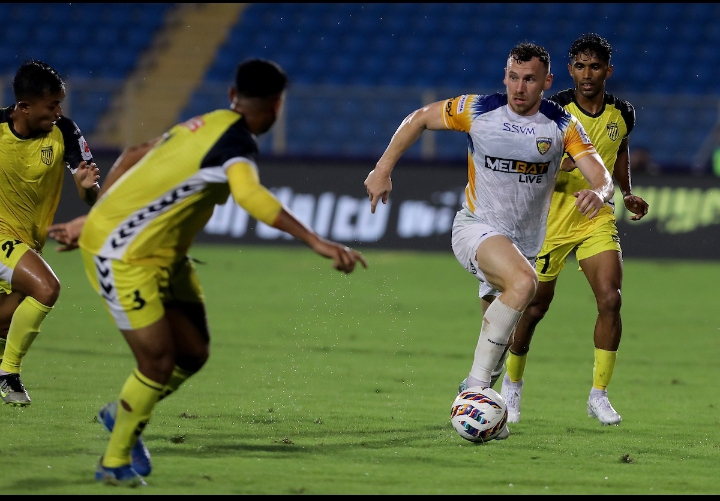 चेन्नइयन एफसी के खिलाड़ी कोनोर शील्ड गेंद के साथ चेन्नइयन एफसी के खिलाड़ी कोनोर शील्ड गेंद के साथ