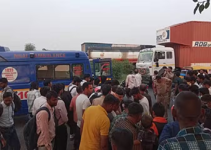 हाईवे पर हादसे के बाद एकत्र भीड हाईवे पर हादसे के बाद एकत्र भीड