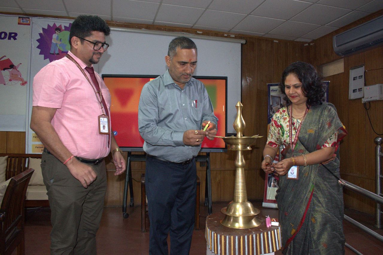 सूचना आयुक्त योगेश भट्ट एनआईवीएच में कार्यशाला को दीप प्रज्ज्वलित कर शुभारंभ करते। सूचना आयुक्त योगेश भट्ट एनआईवीएच में कार्यशाला को दीप प्रज्ज्वलित कर शुभारंभ करते।