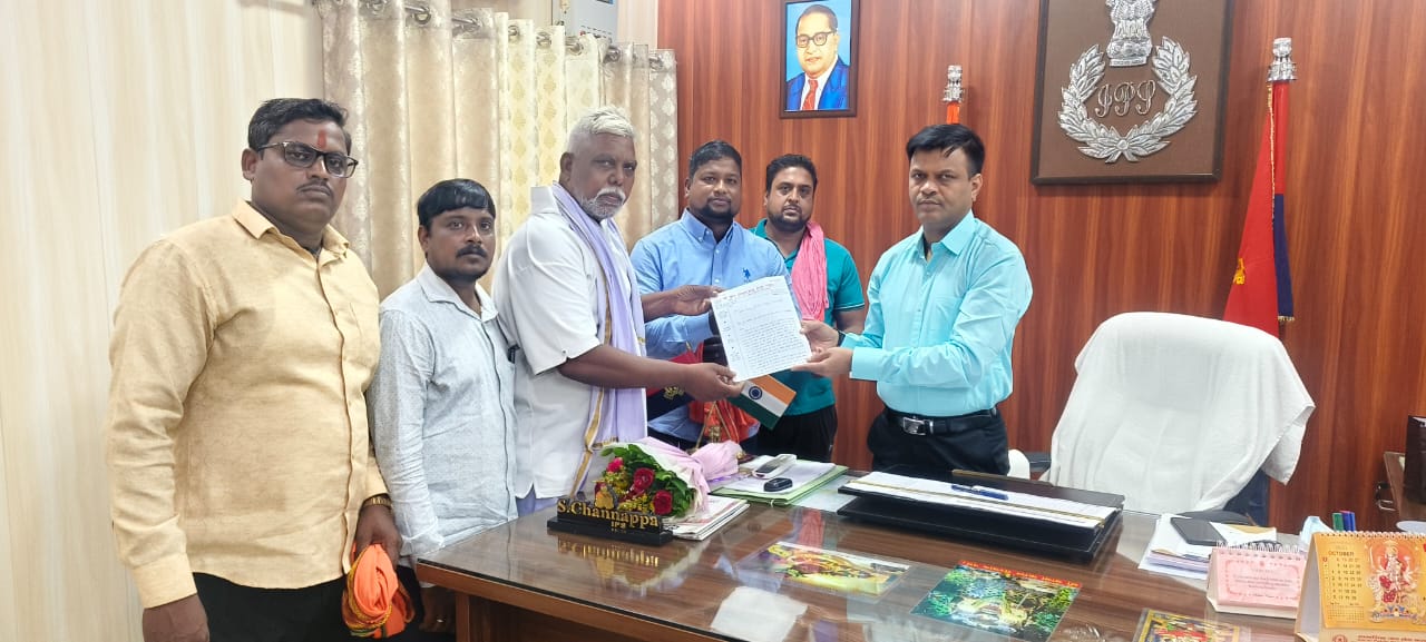 बंगाल क्रूज चलाने के विरोध में पत्रक सौंपते नाविक: फोटो बच्चा गुप्ता बंगाल क्रूज चलाने के विरोध में पत्रक सौंपते नाविक: फोटो बच्चा गुप्ता