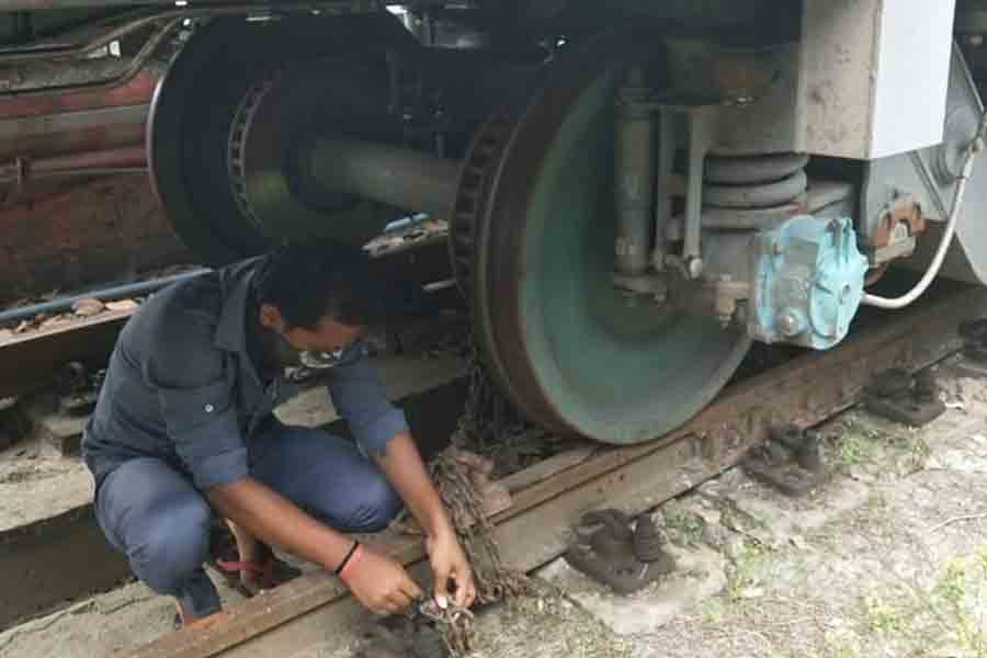 ट्रेनों के पहियों में लगाए जा रहे हैं चेन