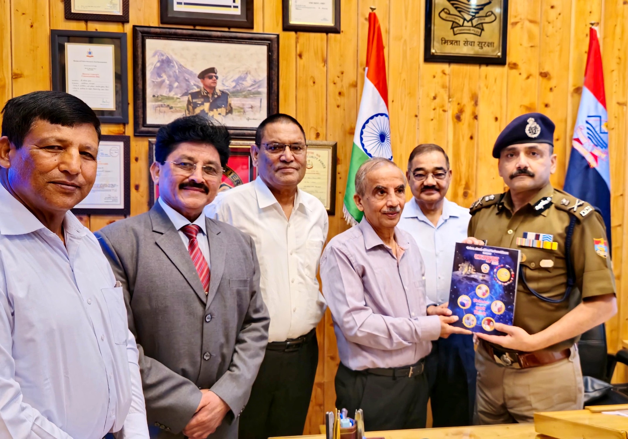 डीजीपी अभिनव कुमार संग पुलिस पेंशनर्स कल्याण समिति के पदाधिकारी। डीजीपी अभिनव कुमार संग पुलिस पेंशनर्स कल्याण समिति के पदाधिकारी।
