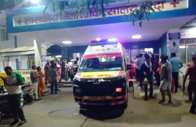 एम्बुलेंस से बच्ची के शव, पास में बेसुध मिली पांच साल की बहन को अस्पताल पहुंचाया एम्बुलेंस से बच्ची के शव, पास में बेसुध मिली पांच साल की बहन को अस्पताल पहुंचाया
