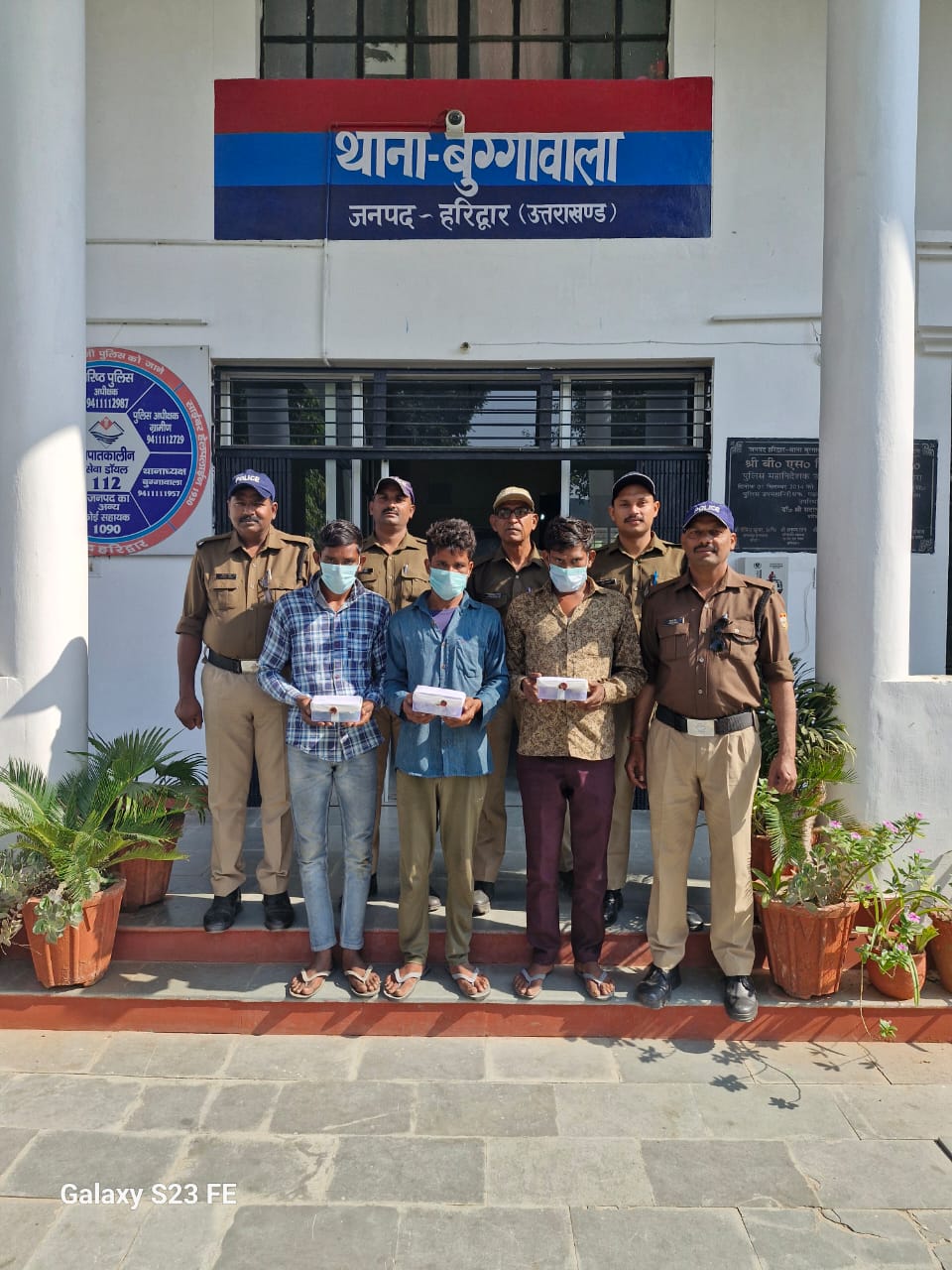 चरस सहित तीन आरोपित धरे गए चरस सहित तीन आरोपित धरे गए