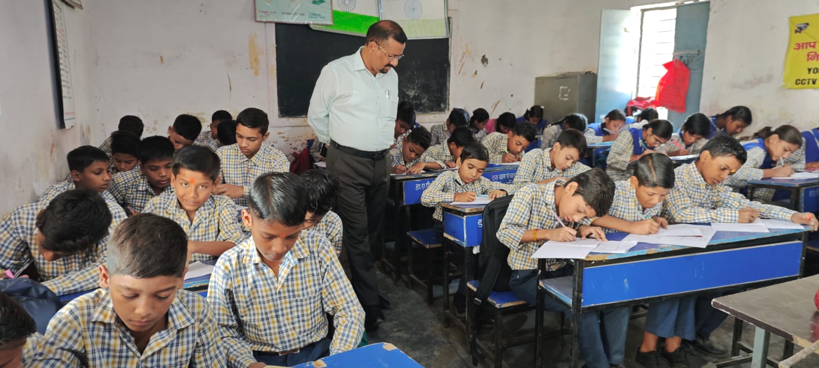 रोचक निरीक्षण करते जिलाधिकारी रोचक निरीक्षण करते जिलाधिकारी