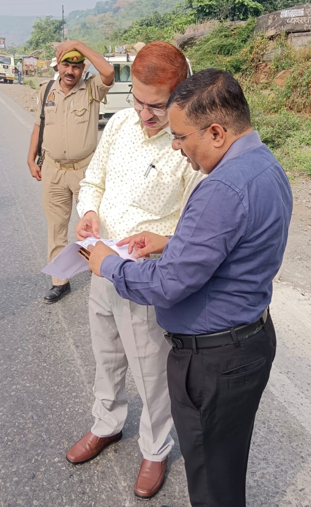 इको प्वाइंट पर ट्रको की जांच करते जिलाधिकारी बी एन सिंह इको प्वाइंट पर ट्रको की जांच करते जिलाधिकारी बी एन सिंह