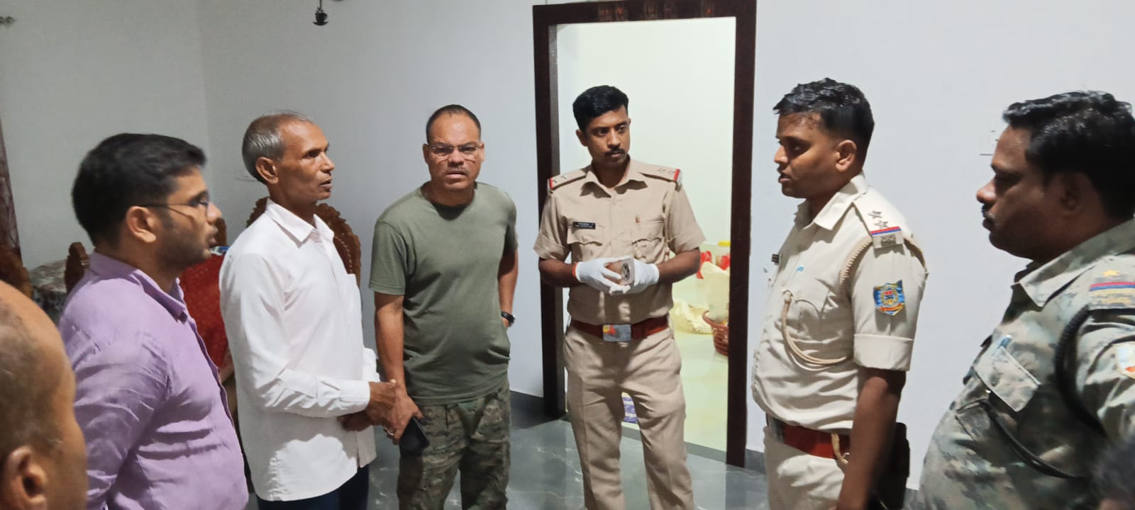 घटना की छानबीन करती पुलिस घटना की छानबीन करती पुलिस