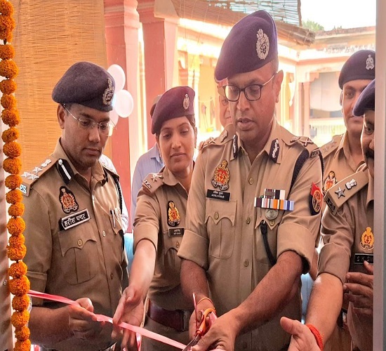 स्मार्ट क्लीनिक का उद्घाटन करते पुलिस आयुक्त कानपुर नगर अखिल कुमार एवं उनके मातहत