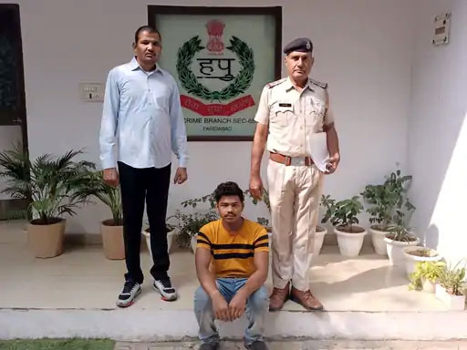 गिरफ्तार आरोपी व पुलिस टीम गिरफ्तार आरोपी व पुलिस टीम