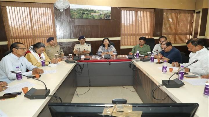 कलेक्टर की अध्यक्षता में हुई शांति समिति की बैठक कलेक्टर की अध्यक्षता में हुई शांति समिति की बैठक