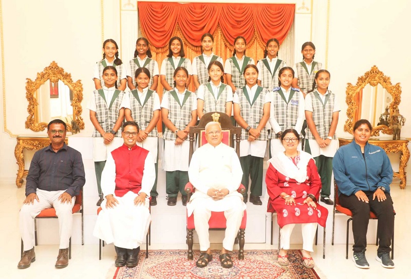 राज्यपाल मंगुभाई पटेल और अंडर-17 राष्ट्रीय उपविजेता गर्ल्स फुटबॉल टीम की ग्रुप फोटो राज्यपाल मंगुभाई पटेल और अंडर-17 राष्ट्रीय उपविजेता गर्ल्स फुटबॉल टीम की ग्रुप फोटो